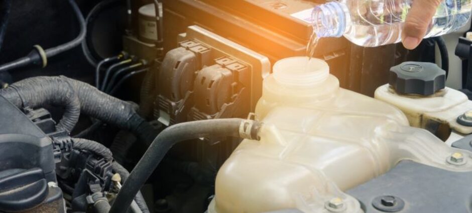 Por que não devo usar água da torneira no meu carro?