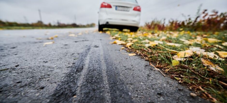 Acelerar o carro ao passar no buraco está correto?