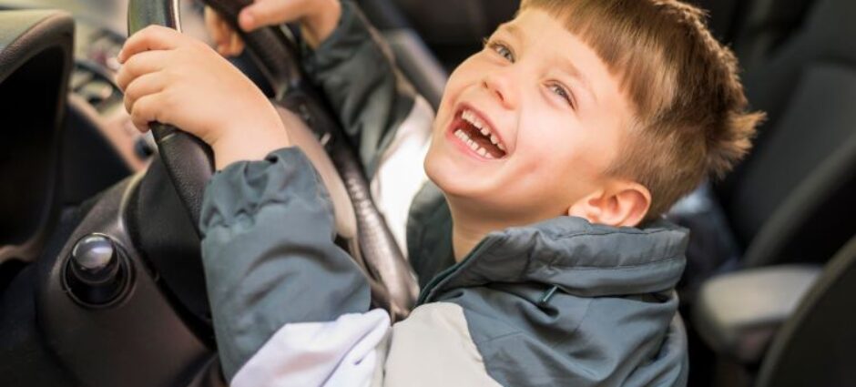 Filho de Gustavo Lima é flagrado dirigindo. Pode?