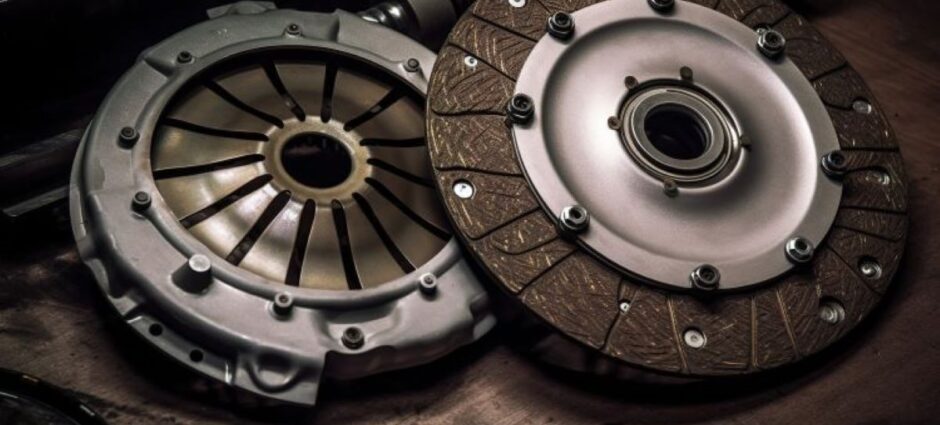 Como reduzir o consumo de combustível utilizando a embreagem?