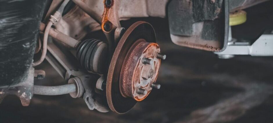 Como verificar o nível do fluido de freio do seu carro?