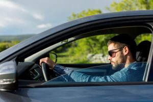 Dirigir com os vidros abertos consome mais combustível 