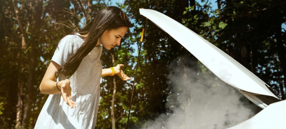 Fumaça saindo no capô: o que fazer quando o carro superaquece?