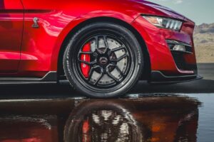 Como escolher o melhor pneu 175/65 R14 para seu carro?