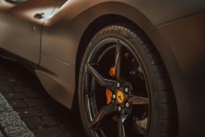 Pneus 195/65 R15 e uma direção segura e confortável