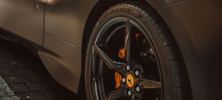 Pneus 195/65 R15 e uma direção segura e confortável