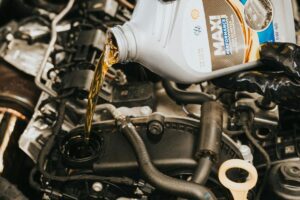 Troca de óleo: aprenda a identificar o momento ideal e evite problemas no motor do seu carro.