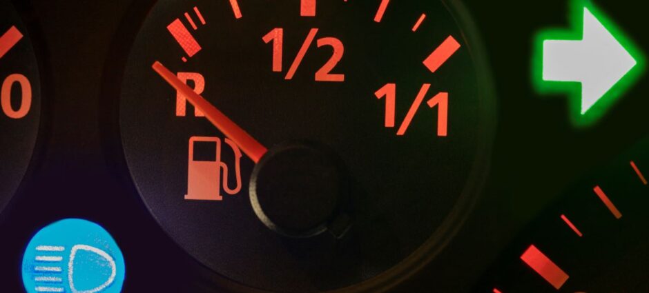 Dirigir o carro na reserva: um hábito que pode sair caro