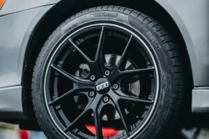 Procurando o melhor pneu 195/60 R15? Confira nosso guia completo com as melhores marcas, testes de durabilidade e os modelos com o melhor custo-benefício para o seu carro.